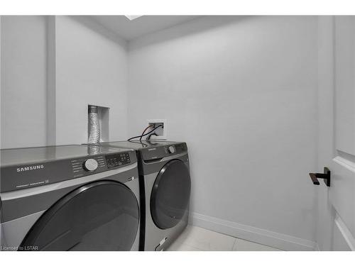 133-3900 Savoy Street Street, London, ON - Indoor Photo Showing Laundry Room