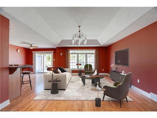 297 Thorn Drive, Strathroy, ON - Indoor Photo Showing Living Room