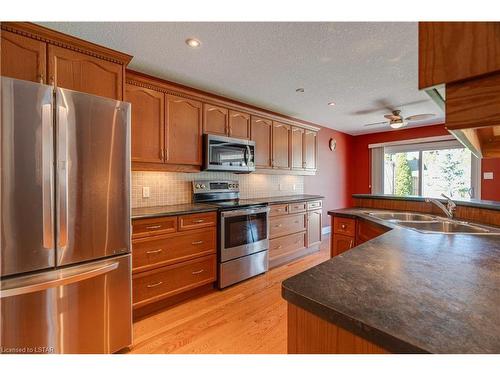 297 Thorn Drive, Strathroy, ON - Indoor Photo Showing Kitchen With Double Sink