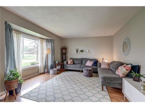 164 Park Street, Strathroy, ON - Indoor Photo Showing Living Room