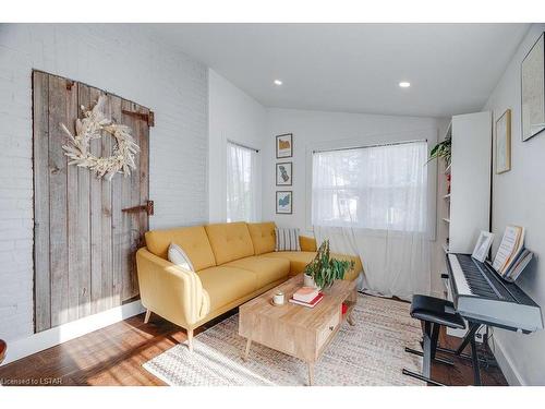 215 Cathcart Street, London, ON - Indoor Photo Showing Living Room