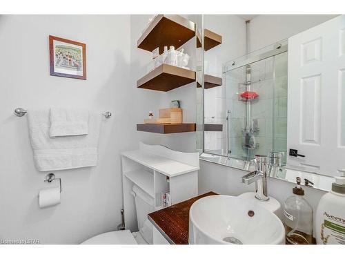 215 Cathcart Street, London, ON - Indoor Photo Showing Bathroom