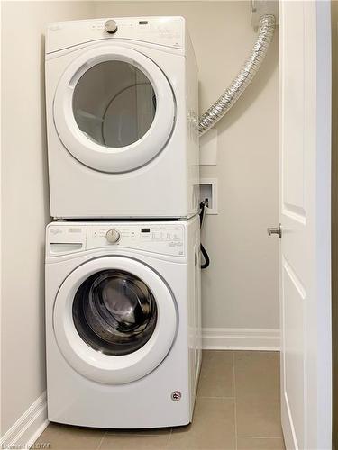 802-260 Villagewalk Boulevard, London, ON - Indoor Photo Showing Laundry Room