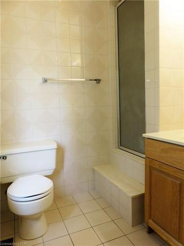 482 Village Green Avenue, London, ON - Indoor Photo Showing Bathroom