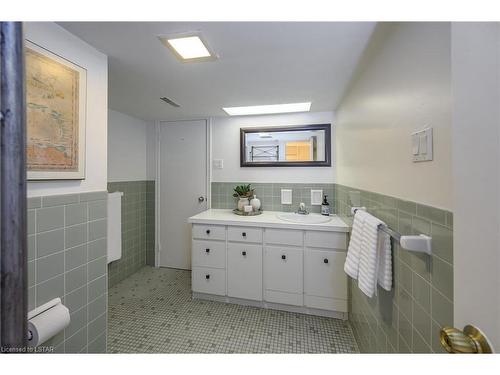 19 Scarlett Avenue, London, ON - Indoor Photo Showing Bathroom