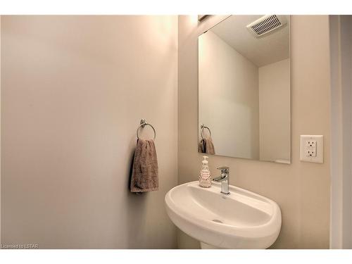 926 Battery Park, London, ON - Indoor Photo Showing Bathroom