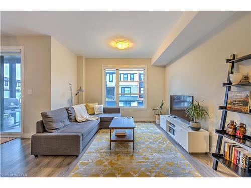 926 Battery Park, London, ON - Indoor Photo Showing Living Room