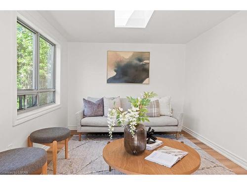 911 Wellingsboro Road, London, ON - Indoor Photo Showing Living Room