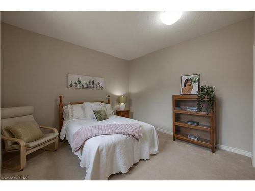 35-30 Doon Drive, London, ON - Indoor Photo Showing Bedroom