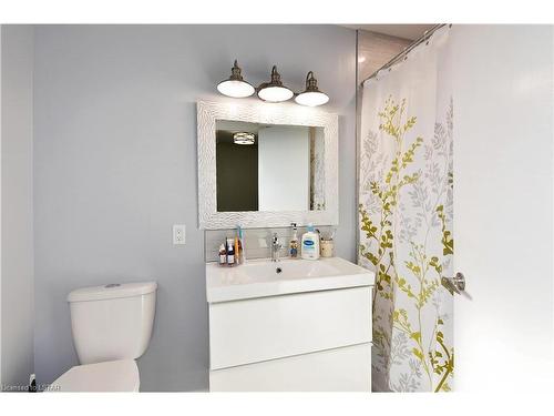 39 Golfdale Crescent, London, ON - Indoor Photo Showing Bathroom