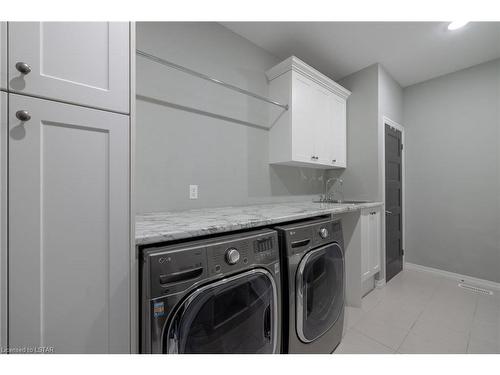 1257 Eagletrace Drive, London, ON - Indoor Photo Showing Laundry Room