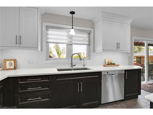 58 Dissing Crescent, London, ON - Indoor Photo Showing Kitchen With Double Sink With Upgraded Kitchen