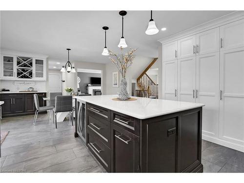 58 Dissing Crescent, London, ON - Indoor Photo Showing Kitchen With Upgraded Kitchen