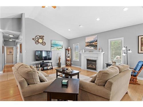 10 Hillview Drive, Mossley, ON - Indoor Photo Showing Living Room With Fireplace