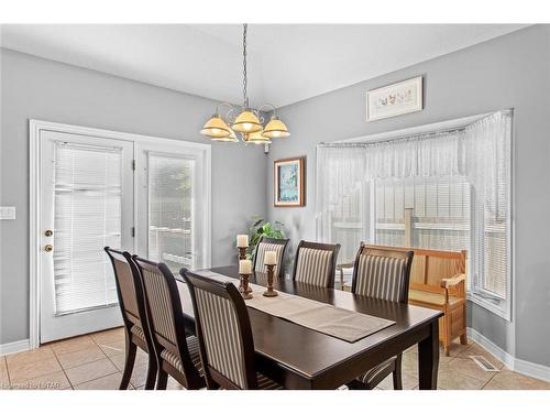 10 Hillview Drive, Mossley, ON - Indoor Photo Showing Dining Room