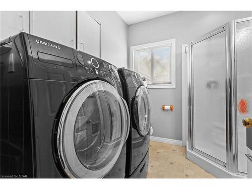 10 Hillview Drive, Mossley, ON - Indoor Photo Showing Laundry Room