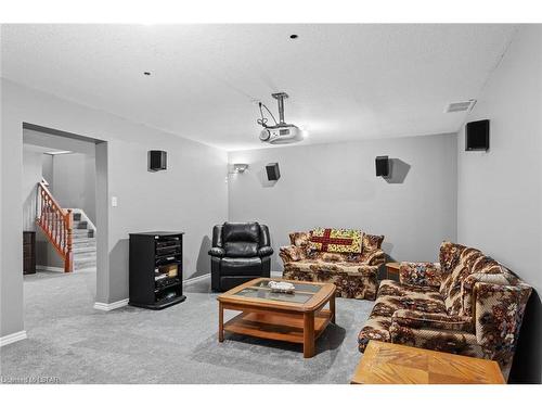 10 Hillview Drive, Mossley, ON - Indoor Photo Showing Living Room