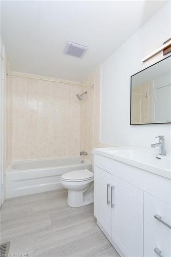 10-242 Taylor Street, London, ON - Indoor Photo Showing Bathroom