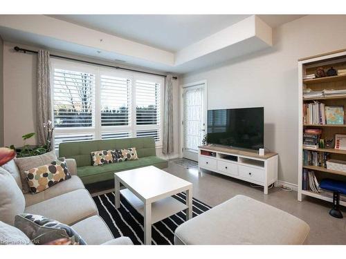 105-740 Augusta Drive, Kingston, ON - Indoor Photo Showing Living Room