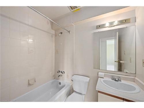 107-1600 Adelaide Street N, London, ON - Indoor Photo Showing Bathroom