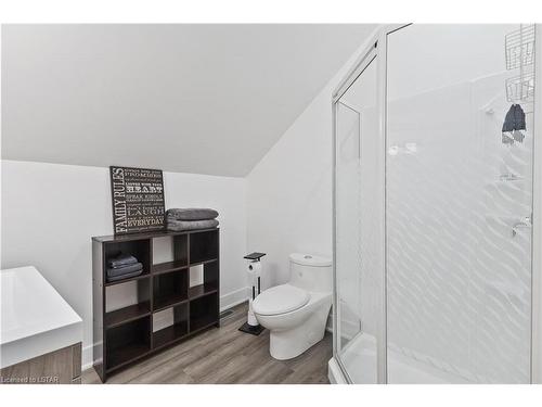 196 Broad Street, Parkhill, ON - Indoor Photo Showing Bathroom