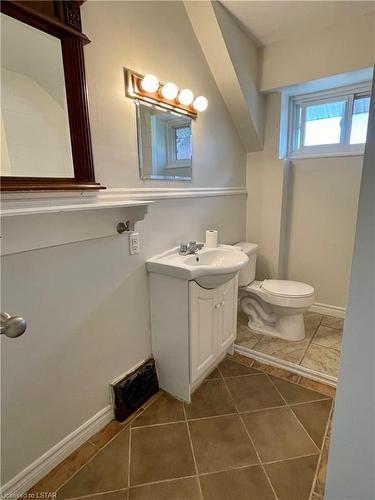 202 Wharncliffe Road S, London, ON - Indoor Photo Showing Bathroom