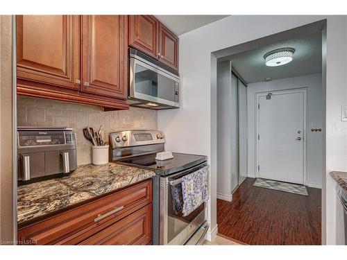 405-570 Proudfoot Lane, London, ON - Indoor Photo Showing Kitchen
