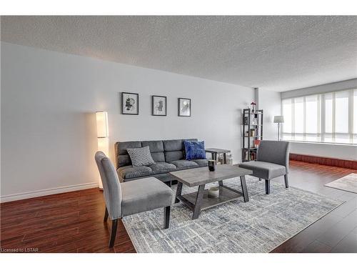 405-570 Proudfoot Lane, London, ON - Indoor Photo Showing Living Room