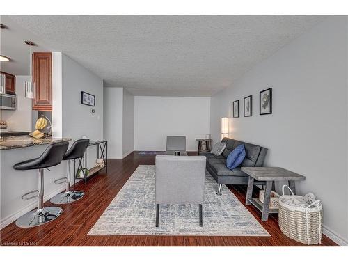 405-570 Proudfoot Lane, London, ON - Indoor Photo Showing Living Room