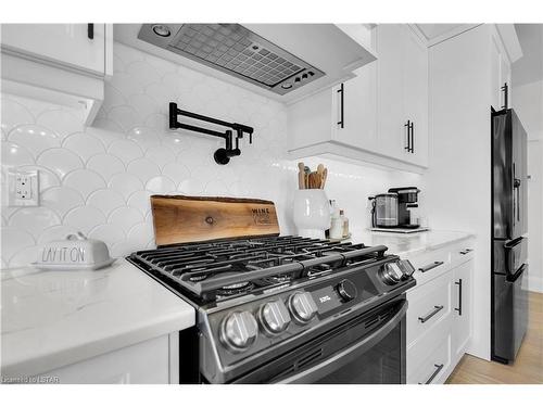 6382 Old Garrison Boulevard, London, ON - Indoor Photo Showing Kitchen With Upgraded Kitchen