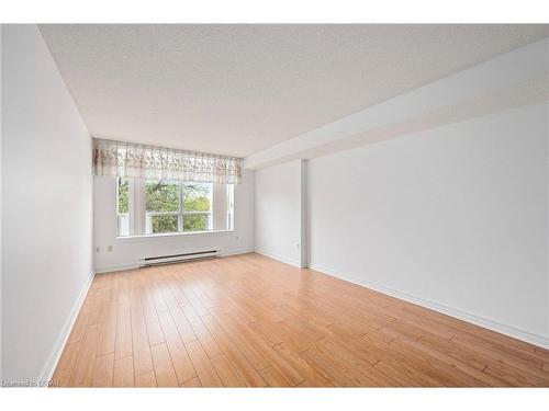 404-1510 Richmond Street, London, ON - Indoor Photo Showing Other Room