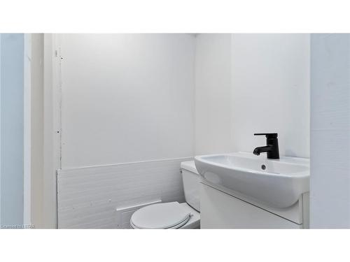 469 Highbury Avenue N, London, ON - Indoor Photo Showing Bathroom