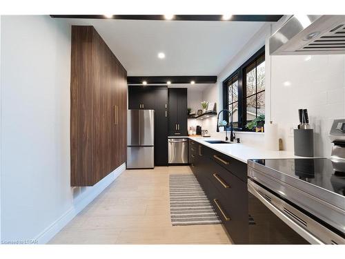 462 Arvilla Boulevard, London, ON - Indoor Photo Showing Kitchen With Upgraded Kitchen