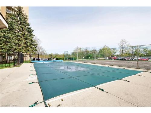 907-860 Commissioners Road E, London, ON - Outdoor With In Ground Pool