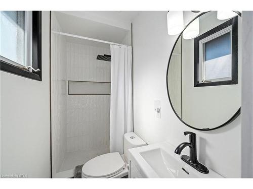 905 Wellingsboro Road, London, ON - Indoor Photo Showing Bathroom