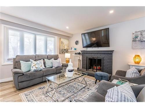 172 Wakefield Crescent, London, ON - Indoor Photo Showing Living Room With Fireplace