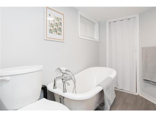 633 Hamilton Road, London, ON - Indoor Photo Showing Bathroom