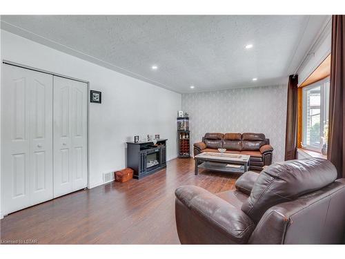 352 Helen Drive, Strathroy, ON - Indoor Photo Showing Living Room