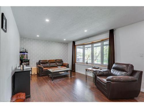 352 Helen Drive, Strathroy, ON - Indoor Photo Showing Living Room