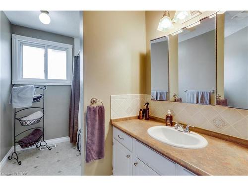352 Helen Drive, Strathroy, ON - Indoor Photo Showing Bathroom