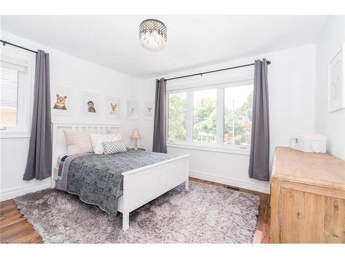 942 Wellington Street, London, ON - Indoor Photo Showing Bedroom