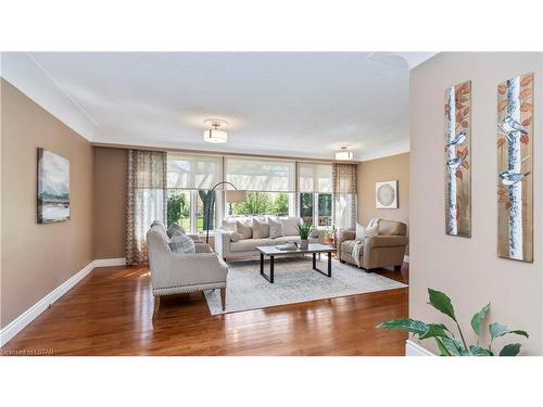 17 Silverdale Crescent, London, ON - Indoor Photo Showing Living Room