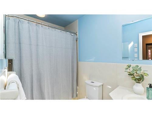 17 Silverdale Crescent, London, ON - Indoor Photo Showing Bathroom
