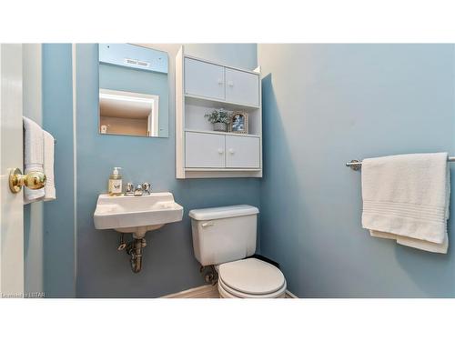 17 Silverdale Crescent, London, ON - Indoor Photo Showing Bathroom