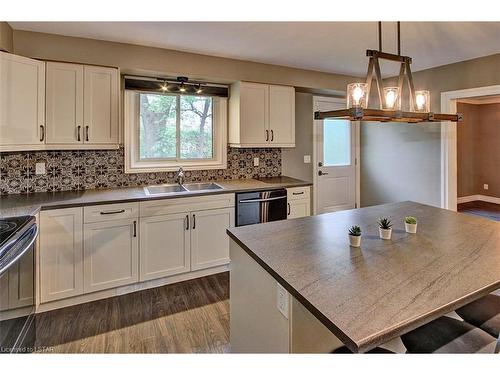 577 Middlewoods Drive, London, ON - Indoor Photo Showing Kitchen With Double Sink