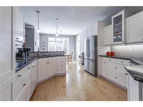28 Pinehurst Dr Drive, Dorchester, ON - Indoor Photo Showing Kitchen With Upgraded Kitchen