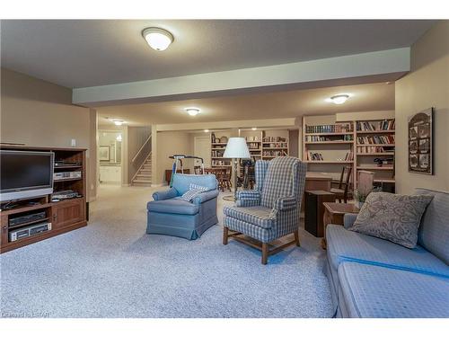 28 Pinehurst Dr Drive, Dorchester, ON - Indoor Photo Showing Living Room