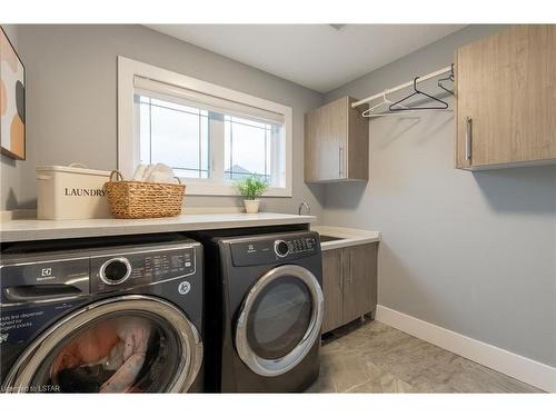 35-1450 North Wenige Drive, London, ON - Indoor Photo Showing Laundry Room