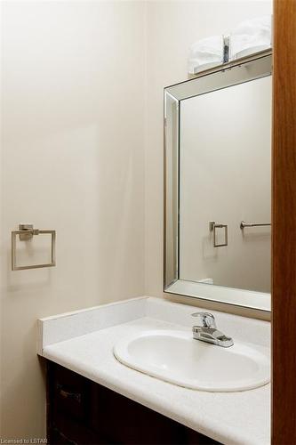 140 Castlegrove Boulevard, London, ON - Indoor Photo Showing Bathroom