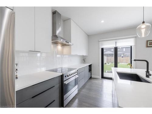 2405 Brayford Crescent, London, ON - Indoor Photo Showing Kitchen With Upgraded Kitchen
